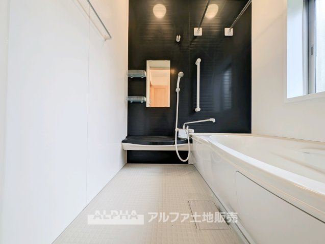昭島市中神町２丁目の中古一戸建の浴室|【Bath room】
◆バスルーム◆一日の疲れをゆっくり癒せる落ち着いたバスルーム。浴室乾燥機付きで天候を気にせず洗濯でき、毎日の暮らしにも便利な空間です。