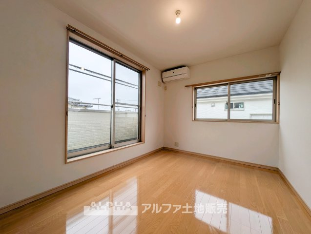 昭島市中神町２丁目の中古一戸建の洋室|【bright room】
◆明るさを感じる洋室◆やわらかな光が室内に広がり、日中も快適に過ごせる一室。プライベート空間として落ち着いた時間を過ごせます。