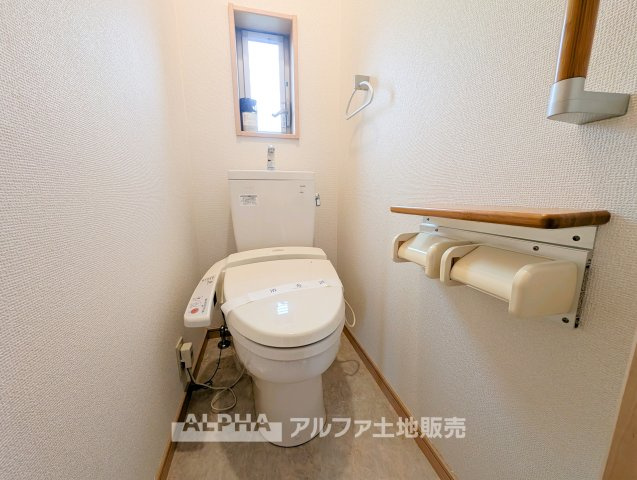 昭島市中神町２丁目の中古一戸建のトイレ|【Comfortable space】
◆お風呂とトイレが別◆
毎日のバスタイムも快適、ストレスフリーなプライベート空間。
