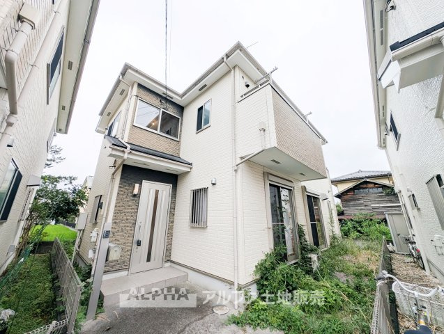 昭島市中神町２丁目の中古一戸建の外観|【Quiet Comfort】
◆静けさとともに◆
外の喧騒を忘れさせる落ち着きが、日々に余白を生む。ここでの時間が、自然と笑顔を増やしていく。