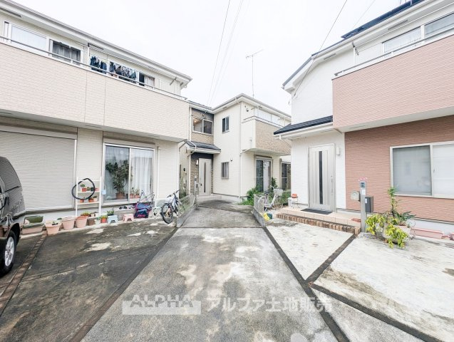 昭島市中神町２丁目の中古一戸建の外観|【Morning Light】◆朝の光から始まる暮らし◆
やわらかな光が差し込む住まい。ここで迎える朝が、慌ただしい日常に少しの余裕と穏やかな時間を届けてくれる。