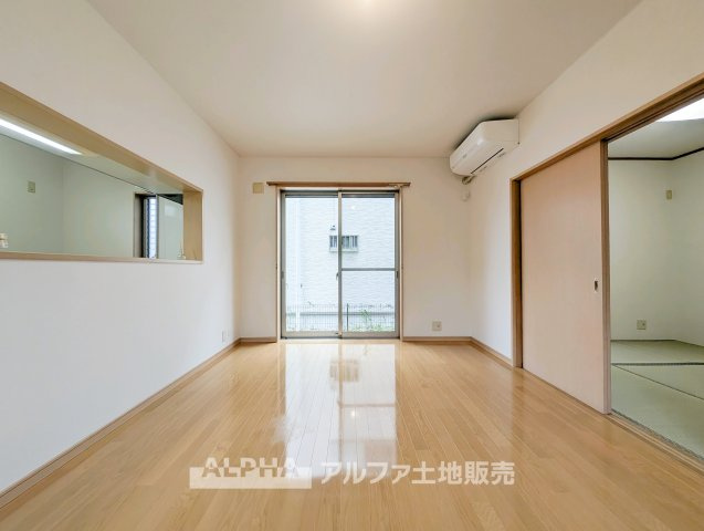 昭島市中神町２丁目の中古一戸建の居間・リビング|【Living Room】
◆家族時間を育む◆
朝は食卓を囲み、昼はお子様の遊び場、夜は家族団らんのひととき。時間帯ごとに異なる役割を担い、暮らしの中心となるリビングです。