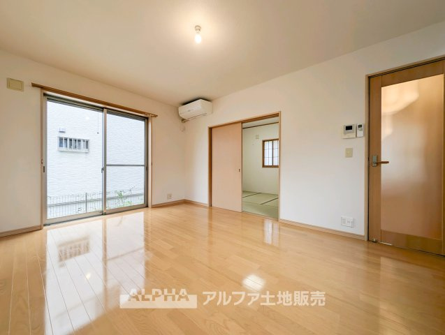 昭島市中神町２丁目の中古一戸建の居間・リビング|【Life Stage】
◆暮らしに寄り添う◆
小さなお子様の遊び場から、成長後の学習スペース、ご夫婦のくつろぎの場まで、ライフステージに合わせて活用できます。