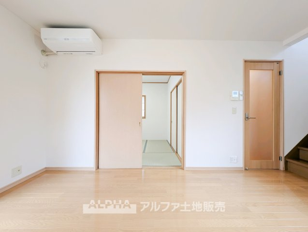 昭島市中神町２丁目の中古一戸建の居間・リビング|【Gathering Place】
◆人を招きたくなる◆
友人とのホームパーティーや、ご親族との食事会など、大切な人と過ごす時間をより心地よく演出するリビングです。