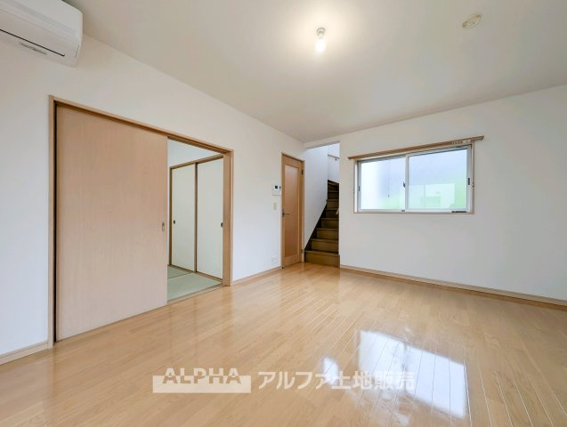 昭島市中神町２丁目の中古一戸建の居間・リビング|【Daily Scene】
◆暮らしをつなぐ場所◆
「おはよう」から「おやすみ」まで、一日のさまざまな時間が交差するリビング。家族の何気ない毎日を、心地よく支える空間です。