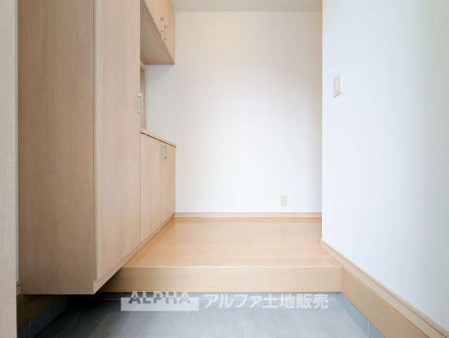 昭島市中神町２丁目の中古一戸建の玄関|【Welcome Space】
◆玄関◆帰宅時にほっとできる、穏やかな空気感の玄関。整った空間が日々の切り替えを自然にサポートし、来客時にも好印象を与えます。