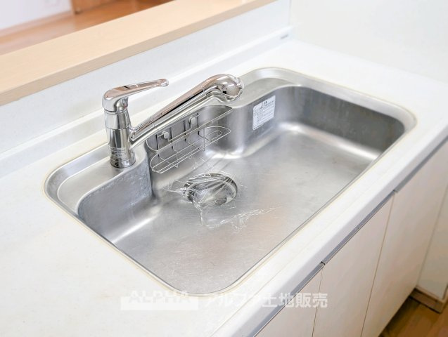 昭島市中神町２丁目の中古一戸建のキッチン|【Water cleaner】
◆浄水器◆蛇口から流れ出すお水はクリーンでいつも楽しめます。また浄水器内臓シャワー混合栓なので場所取らずのスッキリとしたスタイルです。