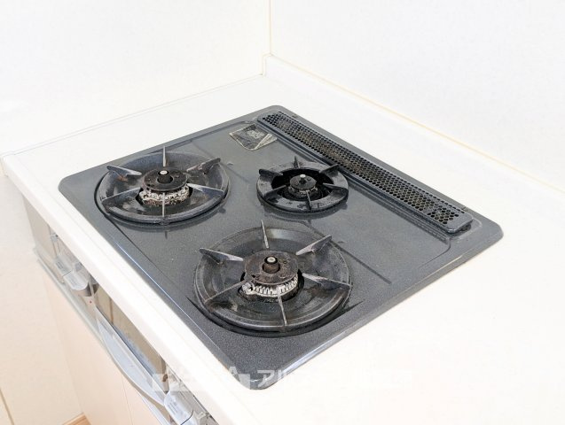 昭島市中神町２丁目の中古一戸建のキッチン|【gas stove】◆ガスコンロ◆使い勝手に配慮されたガスコンロを備えたキッチン。火力調整がしやすく、毎日の調理がスムーズに進み、家事の時間を心地よく支えてくれます
