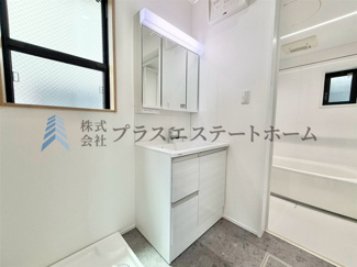 【独立洗面台】 | 長田区宮丘町2丁目30-24 | 鏡裏とボウル下に収納スペースがあり、散らかりがちな洗面所もすっきりとお使いいただけます
