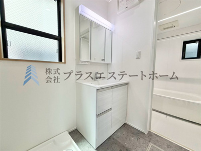【独立洗面台】 | 長田区宮丘町2丁目30-24 | 鏡裏とボウル下に収納スペースがあり、散らかりがちな洗面所もすっきりとお使いいただけます

