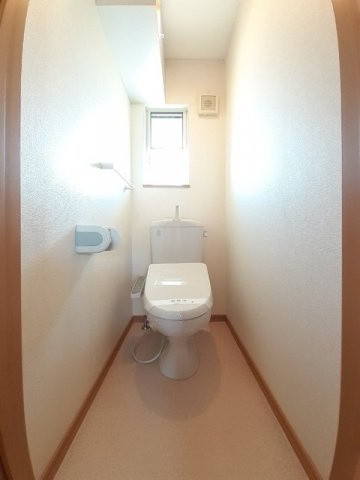 サン・ガーデンＢのトイレ|ゆったりとした空間のトイレです
