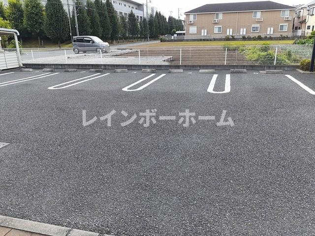 グラース・カルムA棟の駐車場
