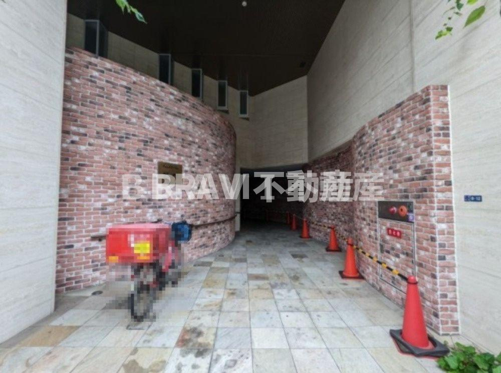 フォレステージュ谷町　BRAVI不動産のエントランス
