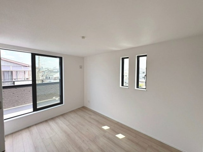 【子供部屋】 | 山本町５丁１０２番　新築一戸建 | 全室２面採光の明るい住まい！たっぷりの陽光に包まれる明るい住まいに気持ちも明るくなりますね♪