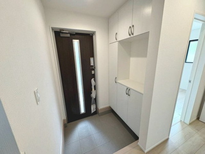 【玄関】 | 山本町５丁１０２番　新築一戸建 | 玄関にシューズボックスありますよ！玄関周りもスッキリ片付きますね！
