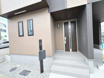 【エントランス】 | 山本町５丁１０２番　新築一戸建 | 重厚感のある玄関アプローチです。おうちの顔としてふさわしいですね！