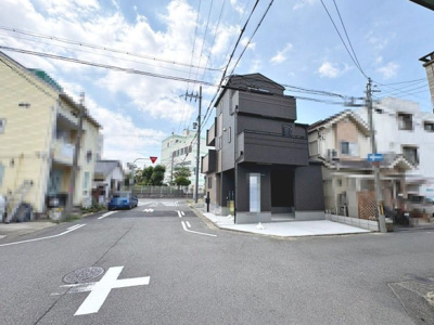 【前面道路含む現地写真】 | 山本町５丁１０２番　新築一戸建 | ＬＤＫ約１８．８７帖！家族を身近に感じるリビング階段です♪２面採光の明るくゆとりのあるリビングは家族が自然に集まる空間になりますね♪
