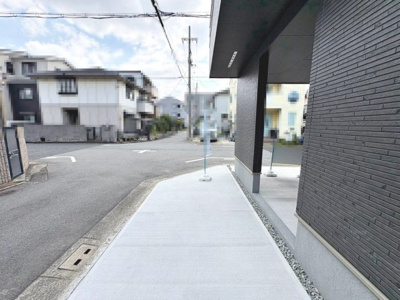【駐車場】 | 山本町５丁１０２番　新築一戸建 | 角地ですので通風日当たりも充分です。駐車しやすい駐車場も嬉しいですね。