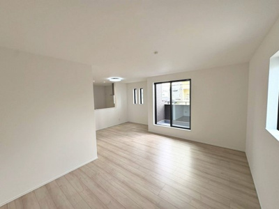 【居間・リビング】 | 山本町５丁１０２番　新築一戸建 | 【本日内覧可能】北東角地につき日当たり・通風良好！令和８年７月完成済！綺麗なお住まいで新生活始めませんか♪