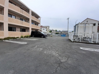 【駐車場】 | フラッツ・アイⅡ | 駐車場に車を止められます