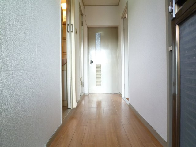 プレジデント東大阪4号棟の玄関