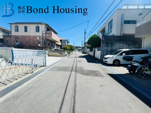 JR朝霧駅徒歩12分　収納豊富　垂水区狩口台５丁目　新築戸建の前面道路含む現地写真