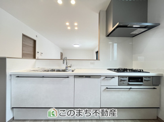 【キッチン】 | ワイウッドコート古河市上辺見第14期 | 同社施工物件写真。※建具やフローリング、その他仕様が異なる場合がございます。
