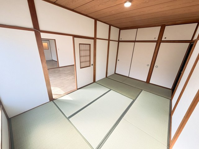 ハイコーポ羽曳が丘の和室|【和室7.5帖】押入付きで室内すっきり！