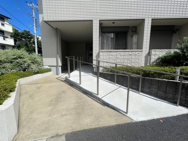 プレミアージュ用賀のエントランス|スロープ付きのエントランス