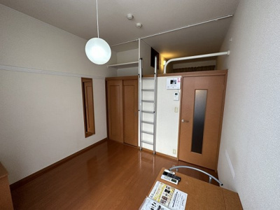 【寝室】 | レオパレス愛 | 落ち着いた色調の寝室です
