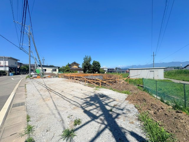 佐久市伴野01期の前面道路含む現地写真