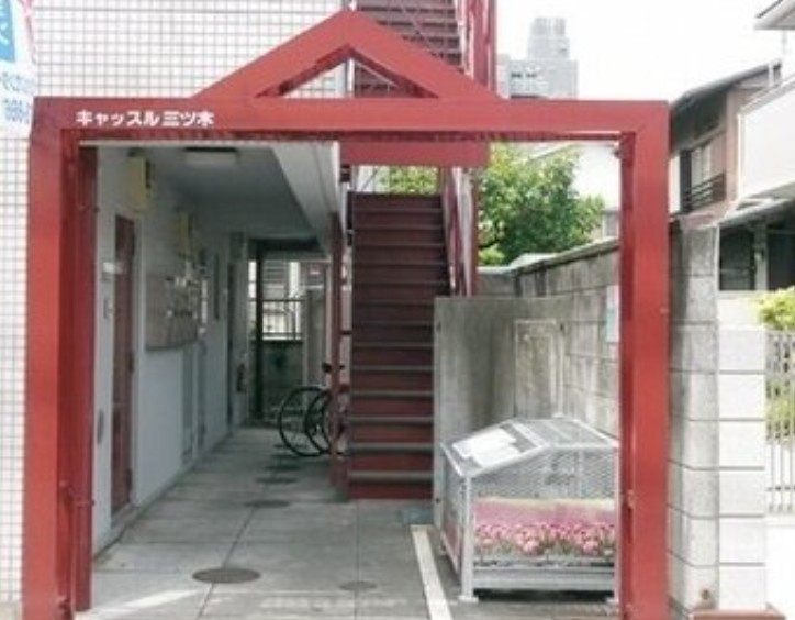 キャッスル三ツ木のエントランス