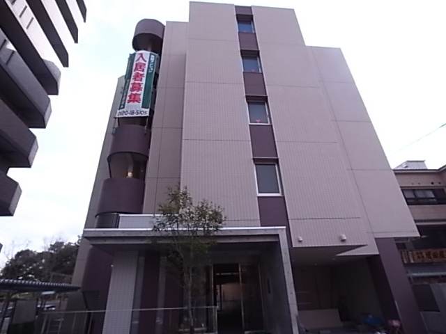 パインコート平磯のエントランス