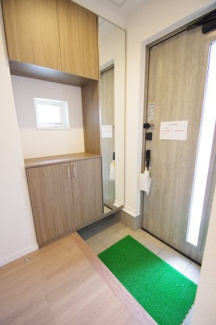 【玄関】 | 【仲介手数料無料！！】立川市栄町3丁目　新築戸建て（全2棟）2号棟　5430万円 | 下駄箱
