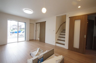 【居間・リビング】 | 【仲介手数料無料！！】立川市栄町3丁目　新築戸建て（全2棟）2号棟　5430万円 | リビング階段