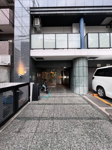 Blue Bee桜川駅前の外観