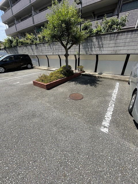 夙川安井町パークハイムの駐車場