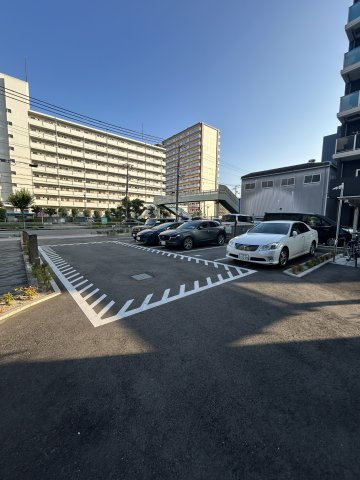 プレサンス塚本ミッドネクストの駐車場|駐車場に車を止められます