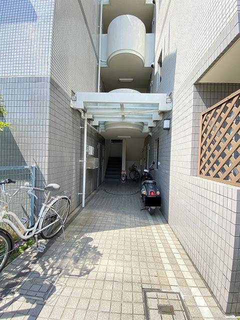 ロイヤルハイツ歌園Ⅱのエントランス