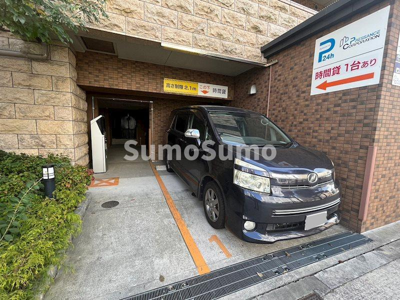 プレサンス難波元町の駐車場