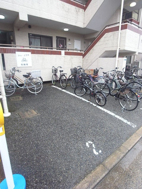 アダージオ若王寺の駐車場