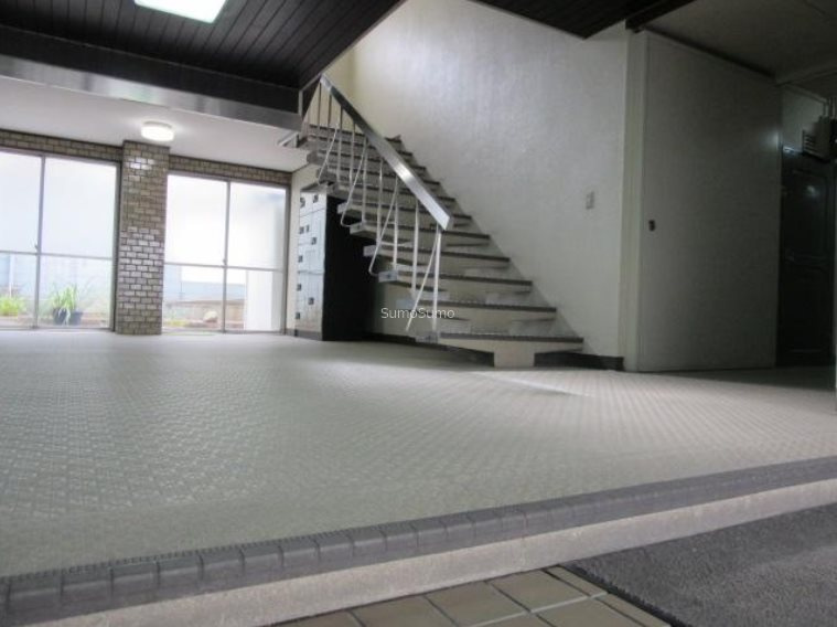 難波マンションのエントランス
