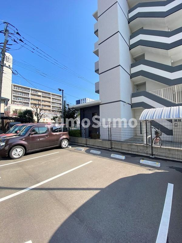 フローラル筥松の駐車場