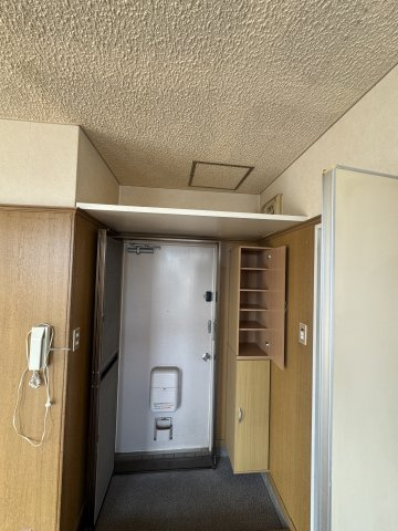 ホワイトビルの玄関