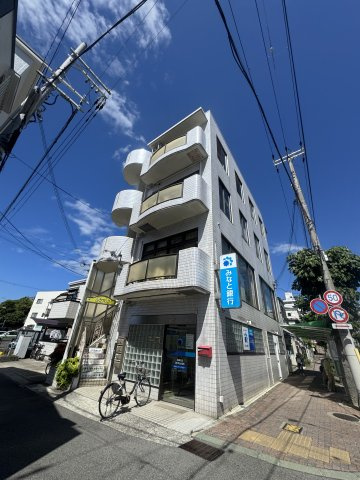 ホワイトビルの外観