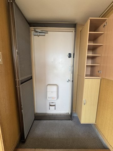 ホワイトビルの玄関