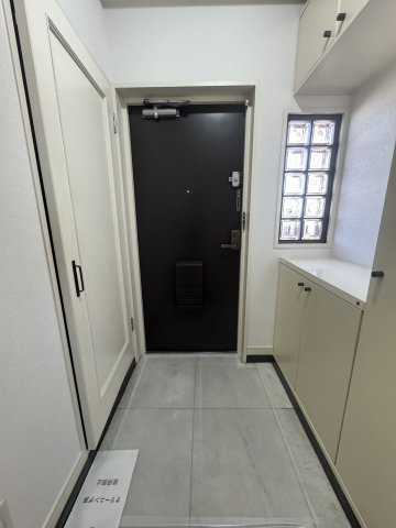 日の出ビルの玄関