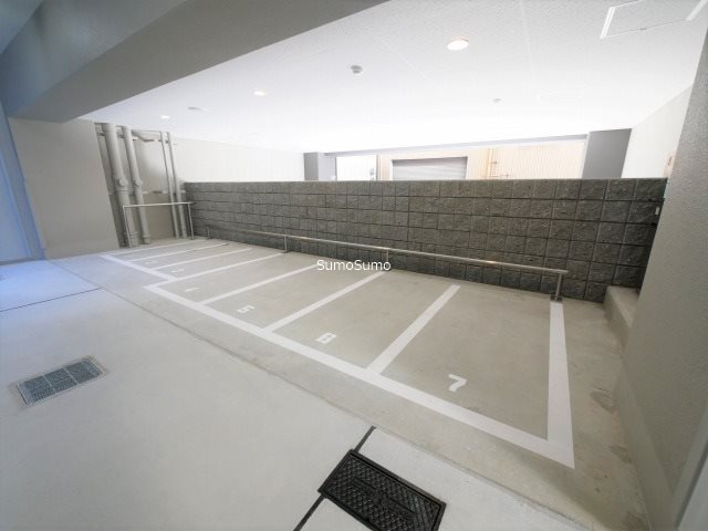エスリード難波セントラルの駐車場