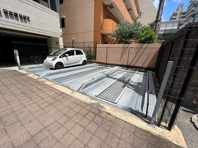 セレニテ日本橋ESTの駐車場