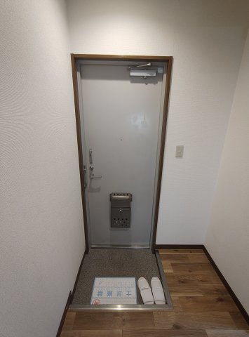 中原マンションの玄関